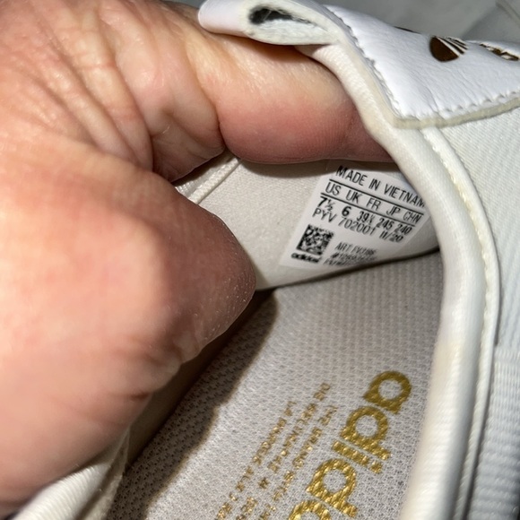 Women’s Adidas superstar white gym shoe/sneakers. Size 7.5. EUC - Picture 5 of 6